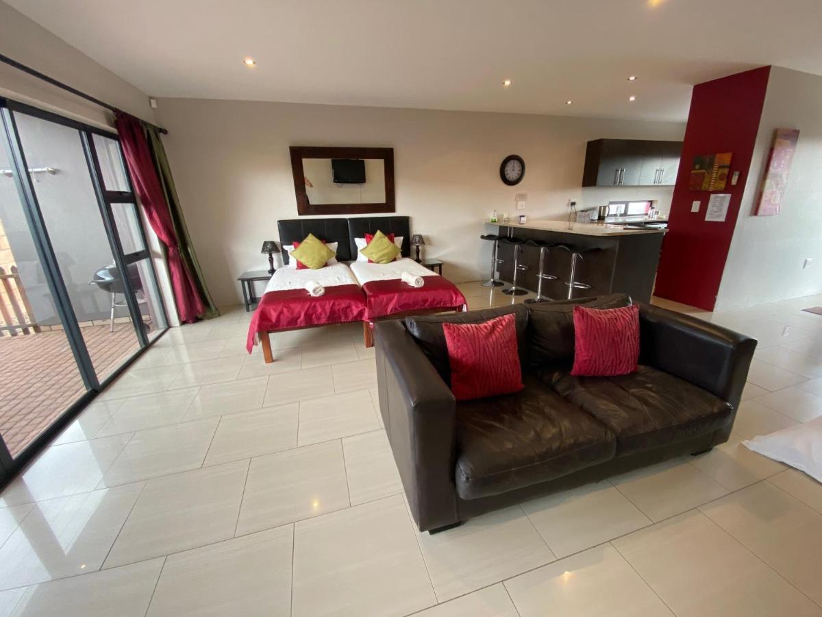 Haus Holzapfel Hotel Beaufort West Exterior photo